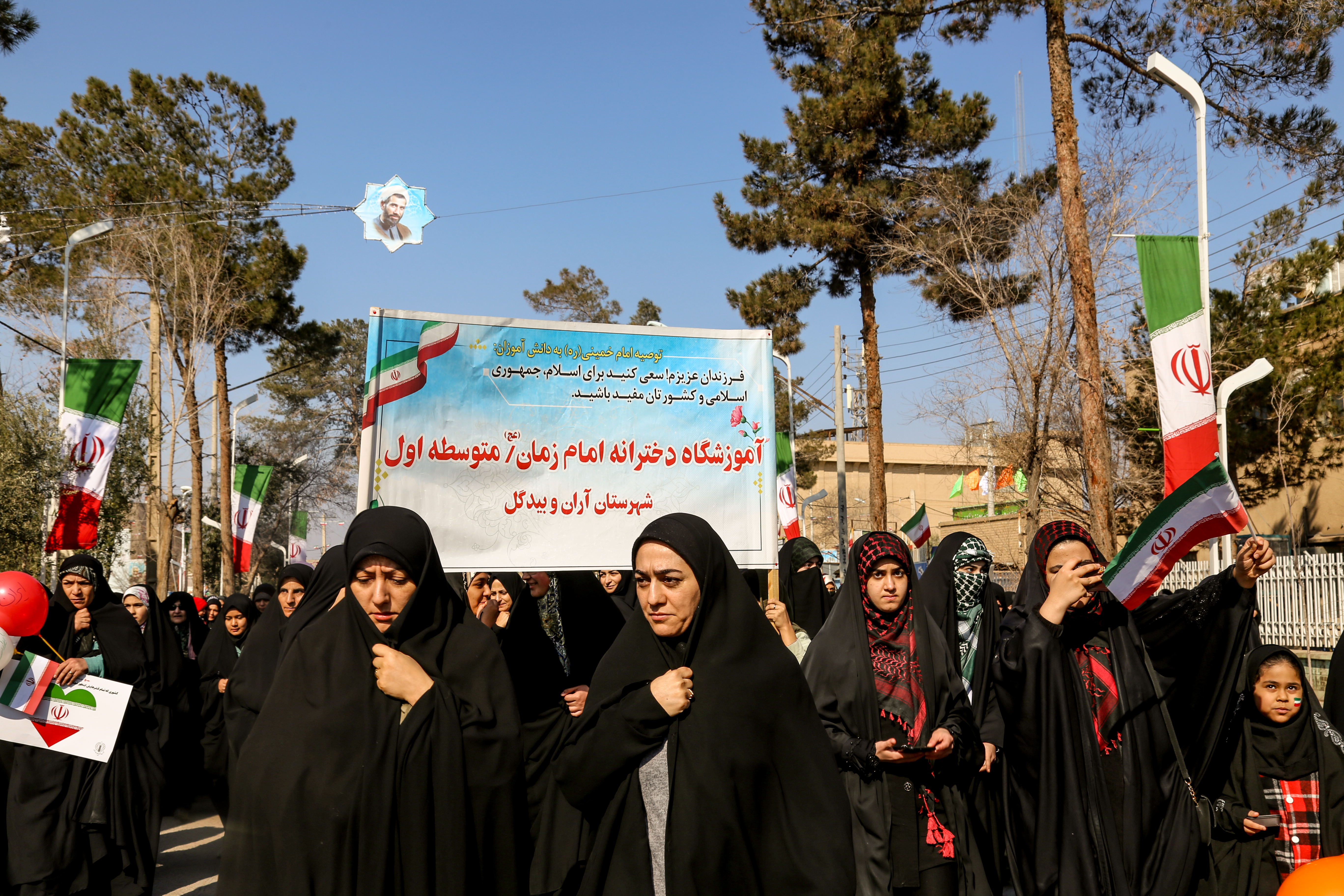 گزارش تصویری از حال و هوای راهپیمایی 22 بهمن آران و بیدگل